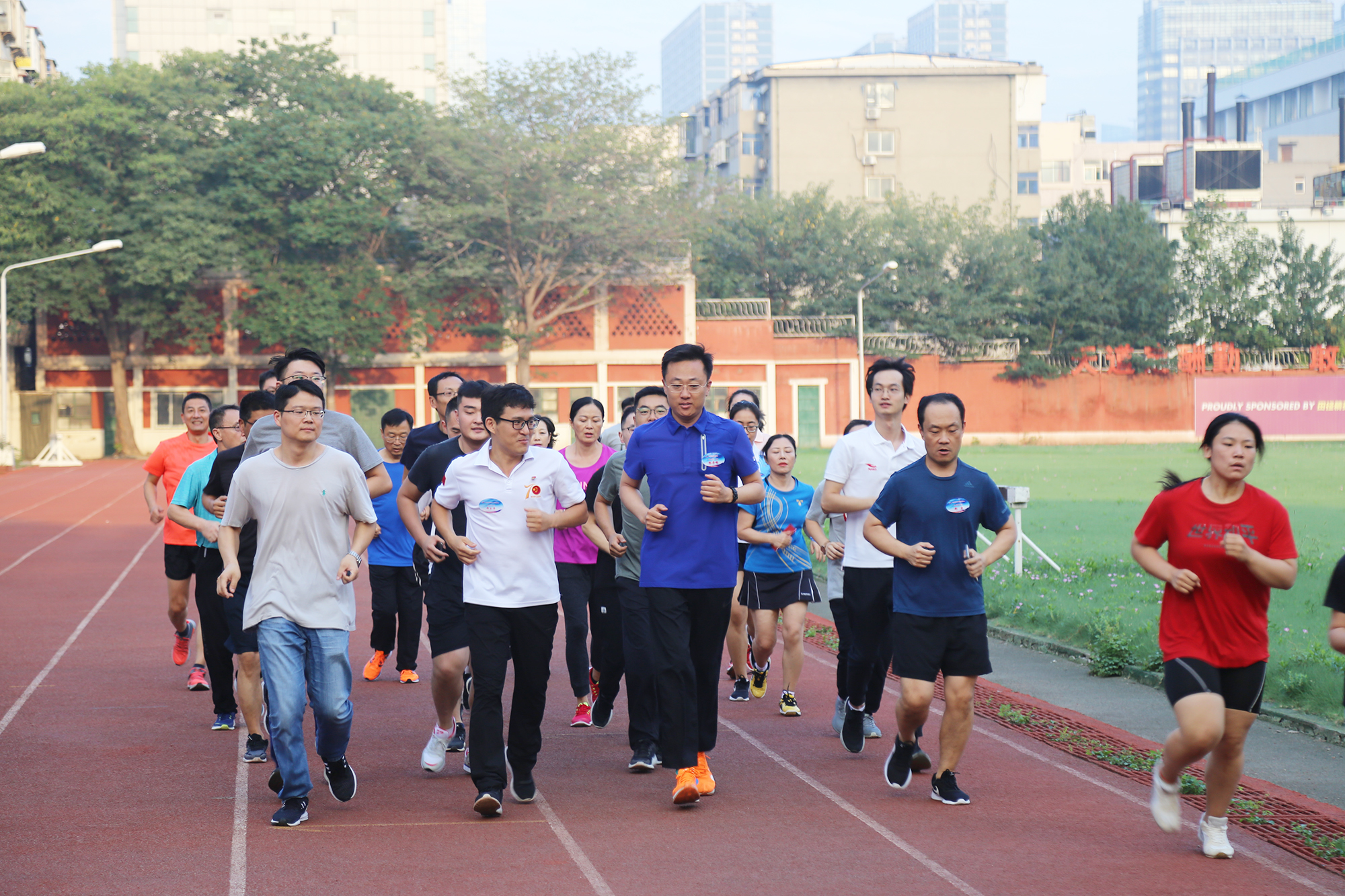 �����˵�Ӱ
���������������ͨ�ᡱ���˶�����ѧУ�ﾶ������