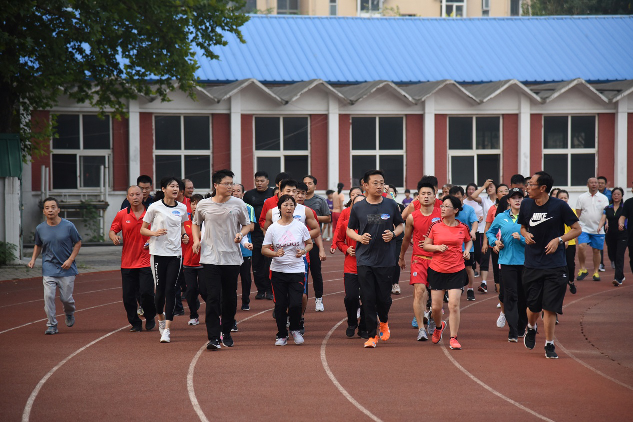 �����˵�Ӱ
���������������ͨ�ᡱ���˶�����ѧУ�ﾶ������