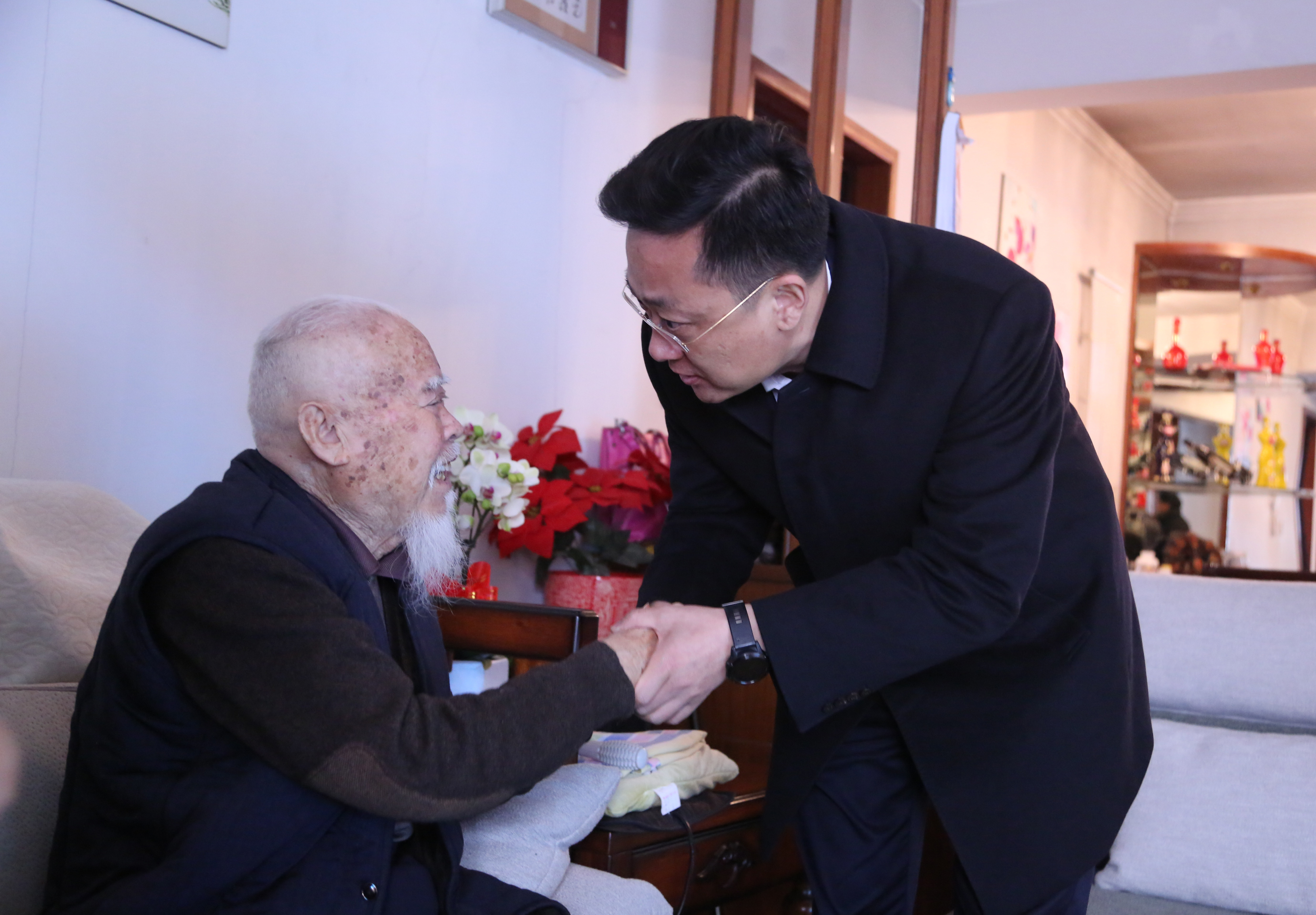 �����˵�Ӱ
�쵼ο����������ͬ־