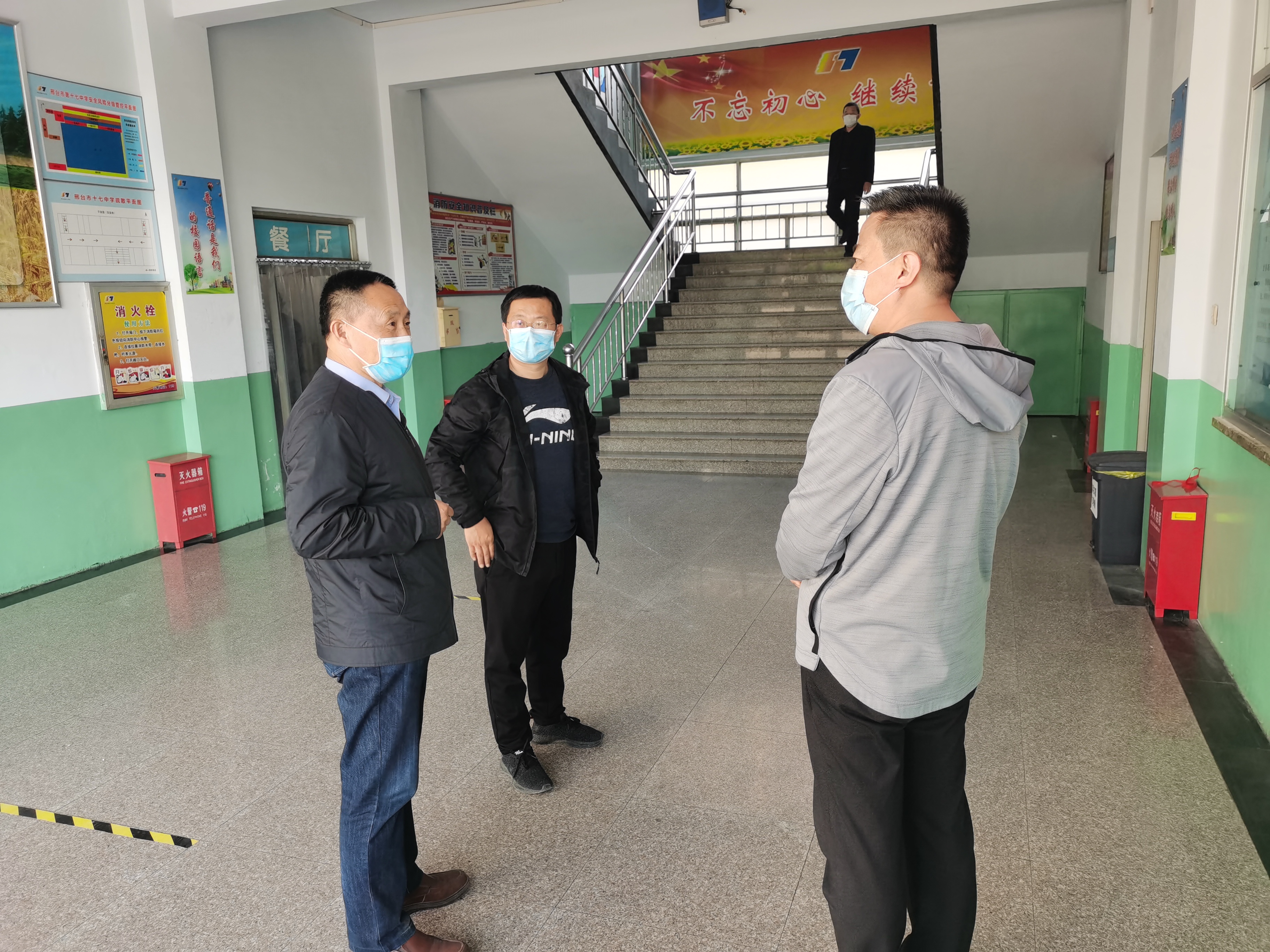 ��̨�г����˵�Ӱ
�ֳ������µ�һ��У���и�ѧ׼������