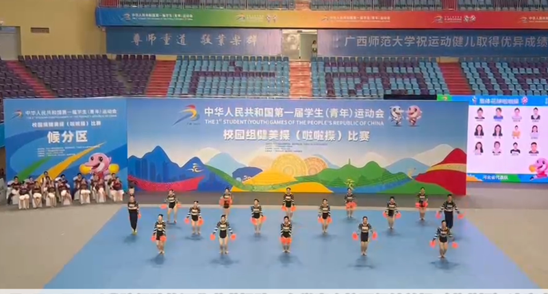 �����˵�Ӱ
ѧ���У԰�齡����(������)����