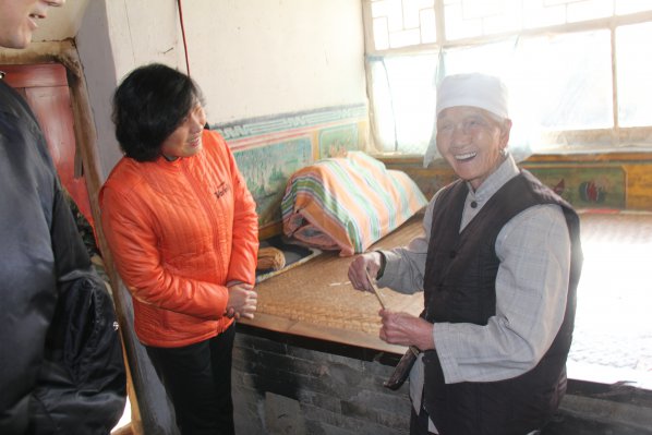 �����˵�Ӱ
���ش��ҺͲ���ֱ����λ���е�����ο�ʽ�԰��ƶ����