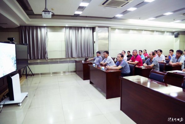 �����˵�Ӱ
�쵼�뵳Ա�ɲ�һ���տ�����ר��Ƭ