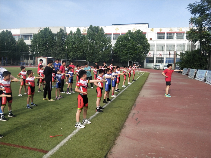 ��̨�г����˵�Ӱ
��չ��ͳ������У԰����������ƽ�δ������˼����½��蹤��