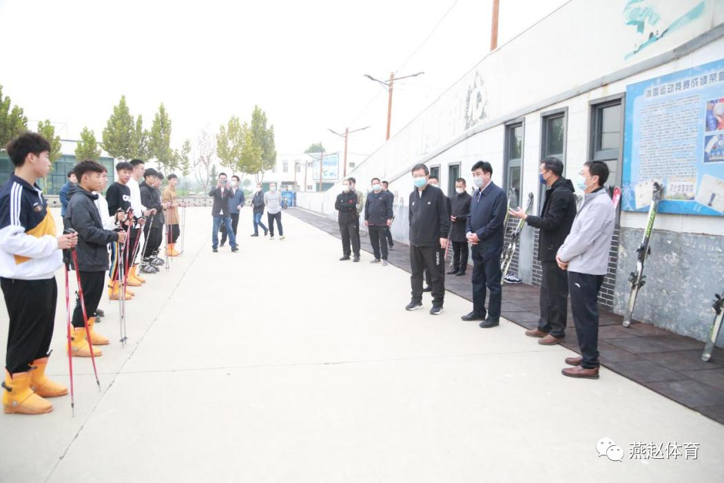 ���븰�����˵�Ӱ
��չ���й���