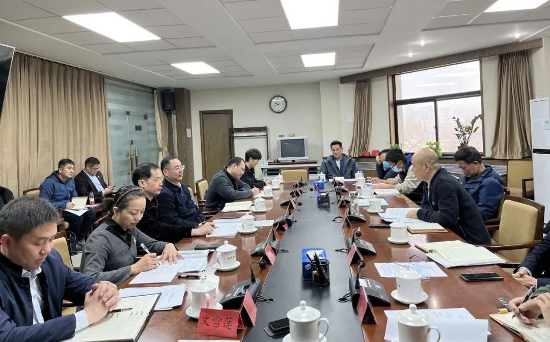 ������Ӹ������С�����г����˵�Ӱ
�Խ�Ⱥ����������