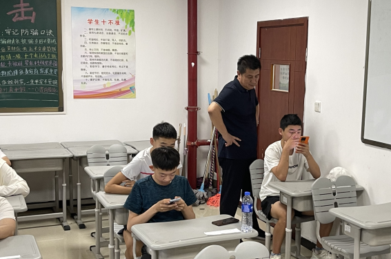 �����˵�Ӱ
��չ������Ƹ�����˶�Ա���˷ܼ����׿���