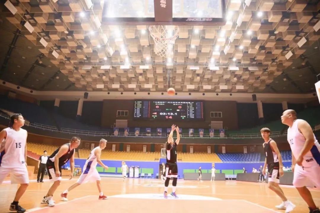 �����˵�Ӱ
ְ���������ڳ����˵�Ӱ
��Բ����Ļ