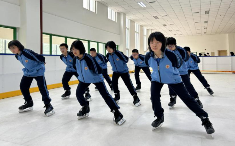 �ӱ�ʡȺ����������ѩ����ȳ��������ݣ������ƽ���ѩ�˶���������