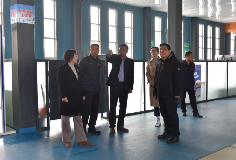 ʯ��ׯ�е�һ��ѧУ���򽨾�һ�е������˵�Ӱ
�ιۿ���