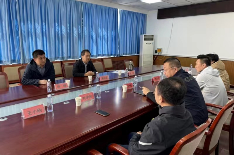 �����˵�Ӱ
�ƽ̴�����ʡ�˻ᷴ�˷ܼ���سﱸ����