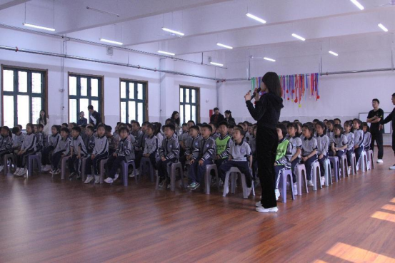 �����˵�Ӱ
�ݡ�����������У԰����߽�ʯ��ׯ�н�ҵСѧ