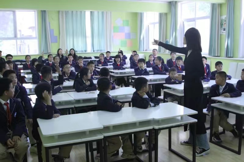 �����˵�Ӱ
�ݡ�����������У԰����߽�ʯ��ׯ�й㰲���Сѧ