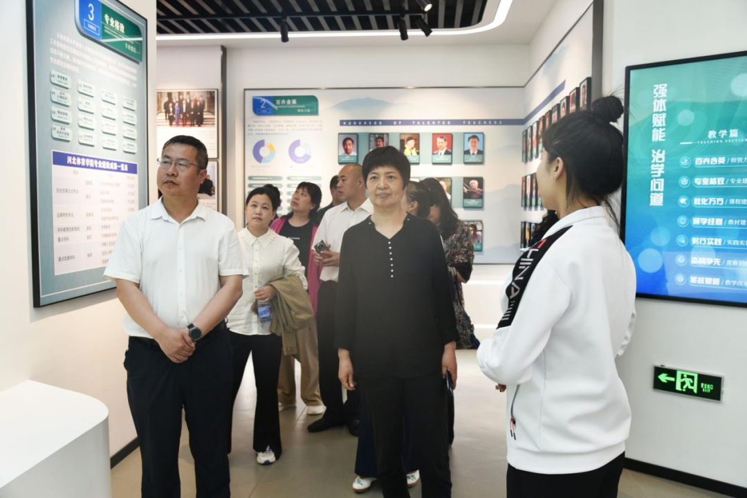 ʯ��ׯ�г�������ЭίԱһ�е������˵�Ӱ
���н���