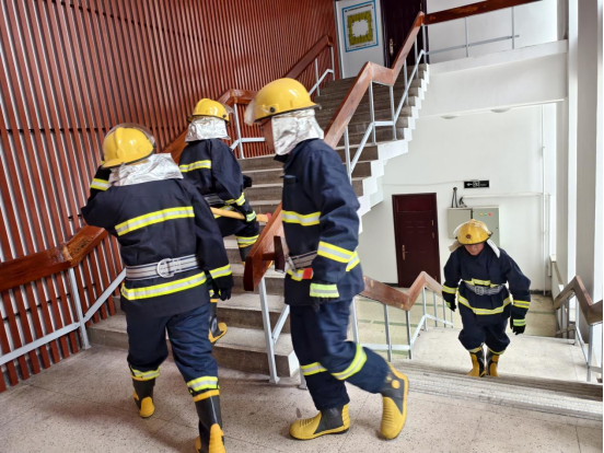 �����˵�Ӱ
�ݿ�չ���ͻ����Ӧ������