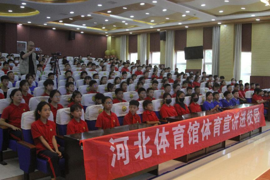 �����˵�Ӱ
�ݡ�����������У԰����߽�ʯ��ׯ�е�Ӫ���Сѧ