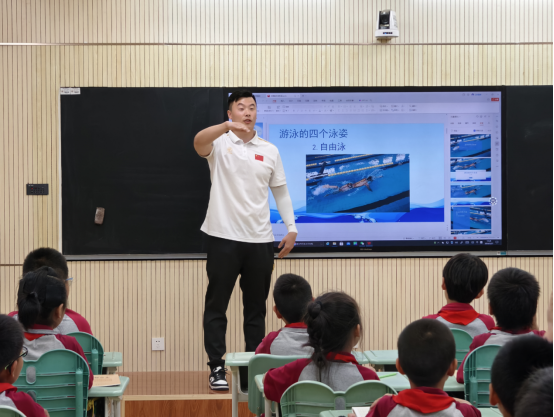 �����˵�Ӱ
�ݡ�����������У԰����߽���ʦ������У��