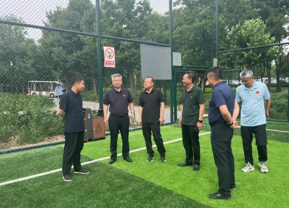 �����˵�Ӱ
Ⱥ�崦һ�и���ɽ����