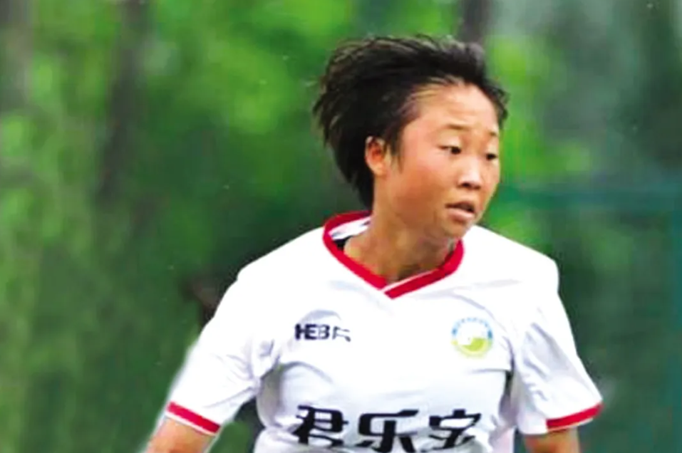 ר�úӱ�Ů��ǰ���Ա������ȼ������ ����������