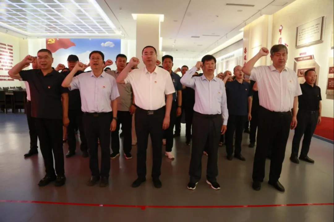 <b>�����˵�Ӱ
���ӱ�ʡ��ʾ�������ؿ�չ��ʾ�����</b>