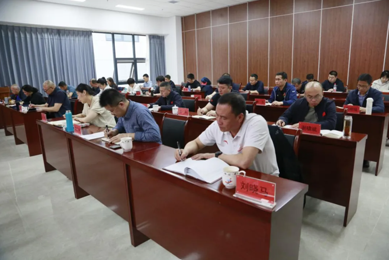 <b>�����˵�Ӱ
����᳹�������涨����ѧϰ����������ߡ�һ���֡���ѵ�����</b>